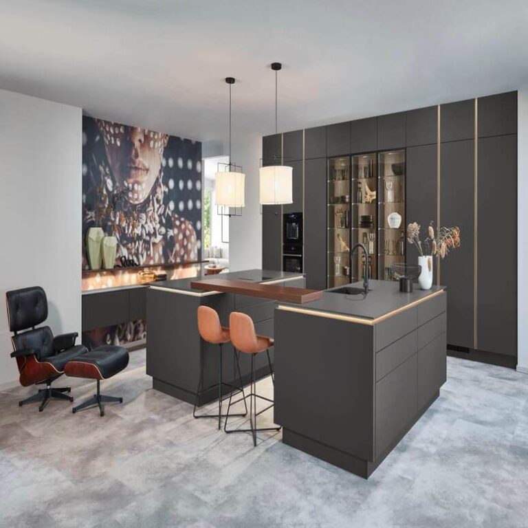 Designerküche in Anthrazit Designerküche in Anthrazit mit Kochinsel, Bartresen und beleuchteten Glasvitrinen – Küchenstudio Regensburg