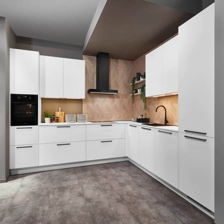Weiße Eckküche mit Holzrückwand Weiße Eckküche mit grifflosen Fronten, Holzrückwand und schwarzer Dunstabzugshaube – Küchenplanung