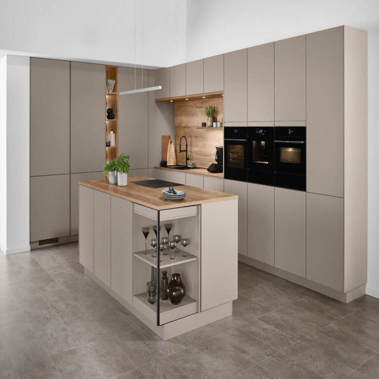 Beige Küche mit Kochinsel Küche in Kaschmir-Beige mit Kochinsel, Holzarbeitsplatte und offenem Regal – Küchenstudio Regensburg