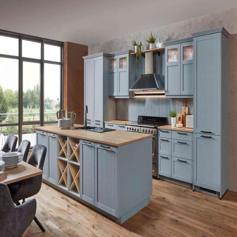 Hellblaue Landhausküche Landhausküche in Hellblau mit Vitrinenschränken, Kochinsel und Holzarbeitsplatte – Küchenstudio Regensburg