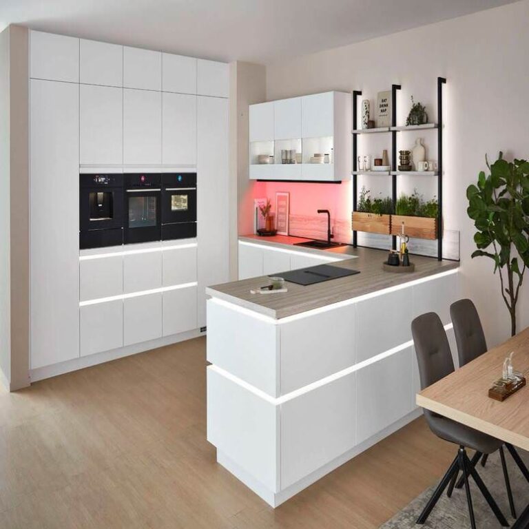 Weiße Küche mit beleuchteter Insel Moderne grifflose Küche in Weiß mit beleuchteter Kochinsel und Kräuterregal – Küchenstudio Regensburg
