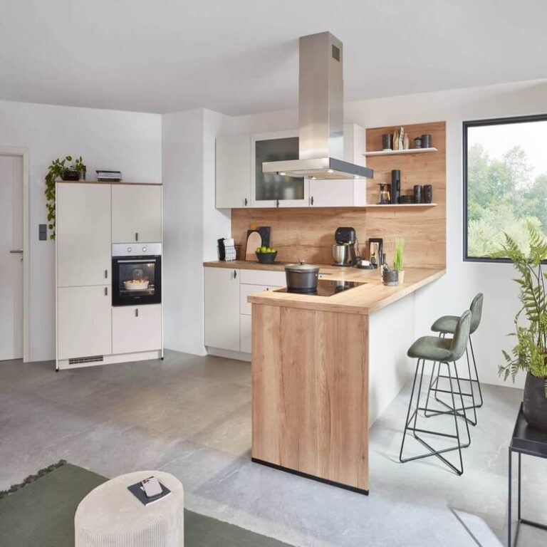 Einbauküche: Offene Küche mit Holztheke Offene Küche mit Theke aus Holz, Barhockern und Insel-Dunstabzugshaube