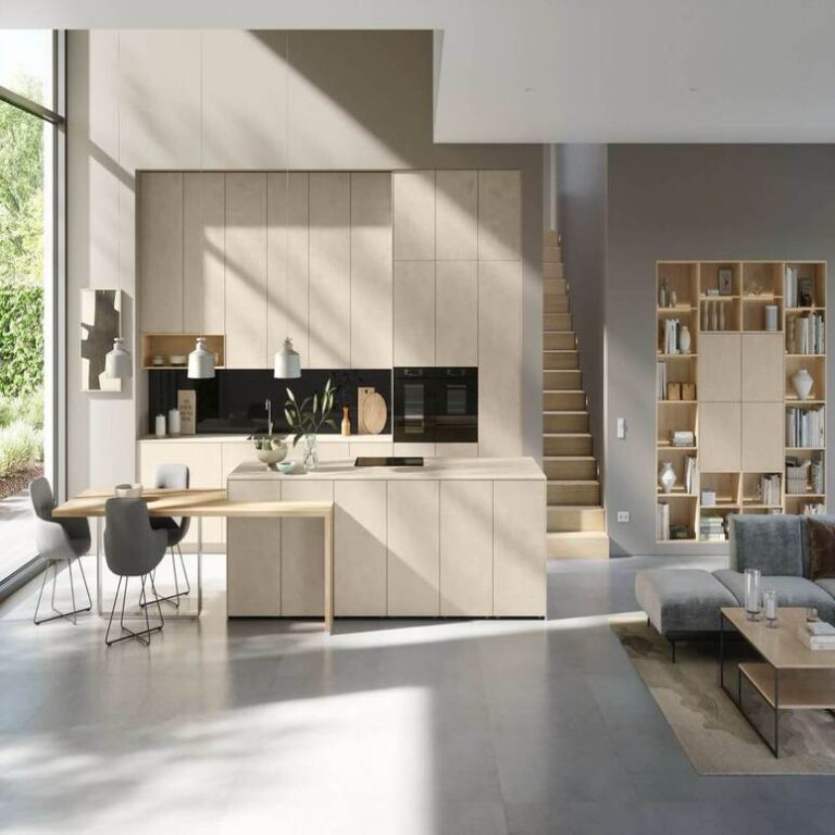 Offene Küche mit Wohnbereich Offene moderne Küche in Beige mit Kochinsel, Essplatz und angrenzendem Wohnbereich – Küchenstudio Regensburg