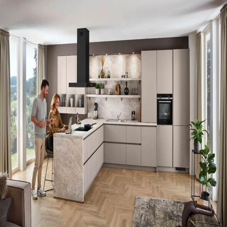 Großzügige Küche mit Kochinsel – Küchenstudio Regensburg Großzügige helle Küche mit Kochinsel in Steinoptik, ein Paar kocht gemeinsam
