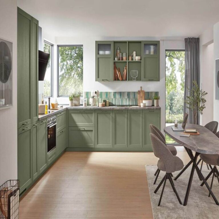 Grüne Wohnküche mit Esstisch – Küchenstudio Regensburg Wohnküche in Salbeigrün mit Landhausfronten und Esstisch