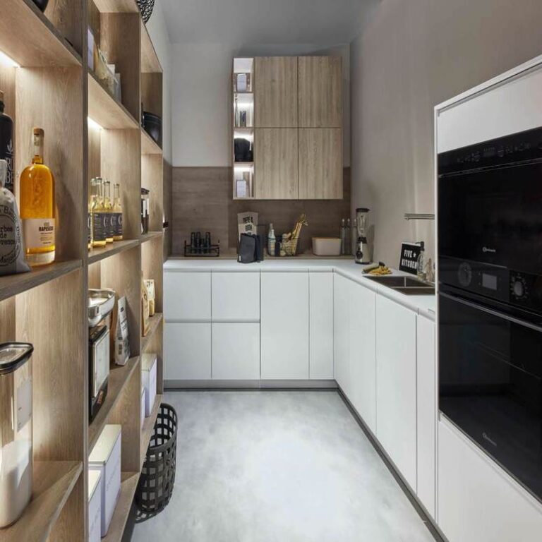 Moderne weiße Küche Moderne weiße Küche mit Hochschränken, Holzregal und schwarzen Einbaugeräten – Küche kaufen Regensburg